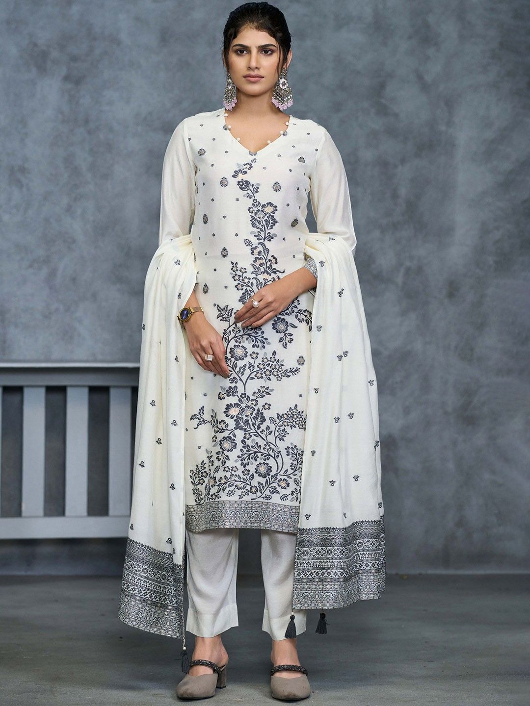 6bfa5223-5355-4db9-bca1-76e1caa403e01736336548196Labelkhojpureembroideryjacquredkurtaset5.jpg